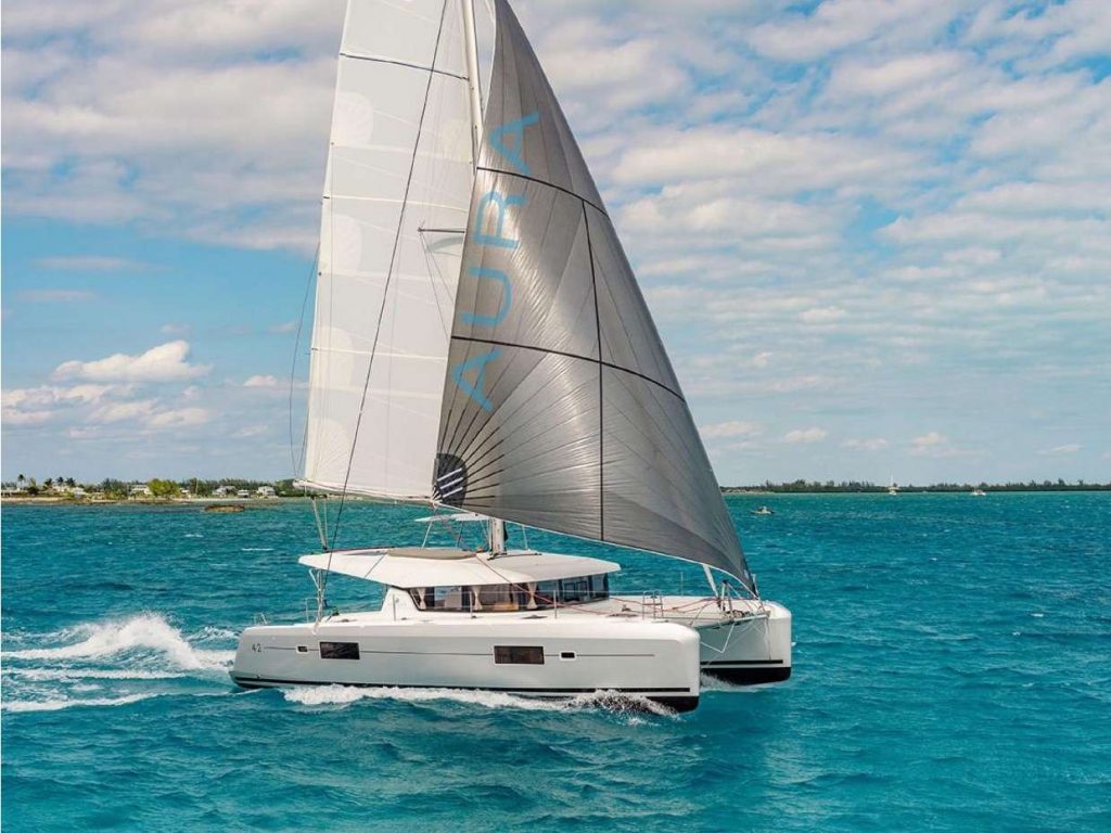 Какая из этих олимпийских яхт катамаран. Катамаран lagoon 450. lagoon 42 катамаран. парусная яхта катамаран. швертбот катамаран.